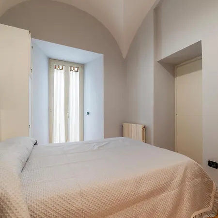 Mm Piramide ローマ